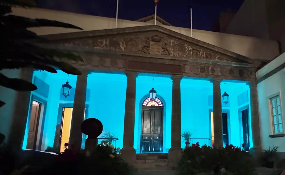 El Parlamento de Canarias se tiñe de azul turquesa / PARLAMENTO DE CANARIAS