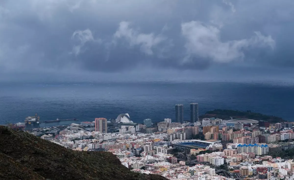 Nubes con amenaza de tormenta en Santa Cruz de Tenerife / EFE