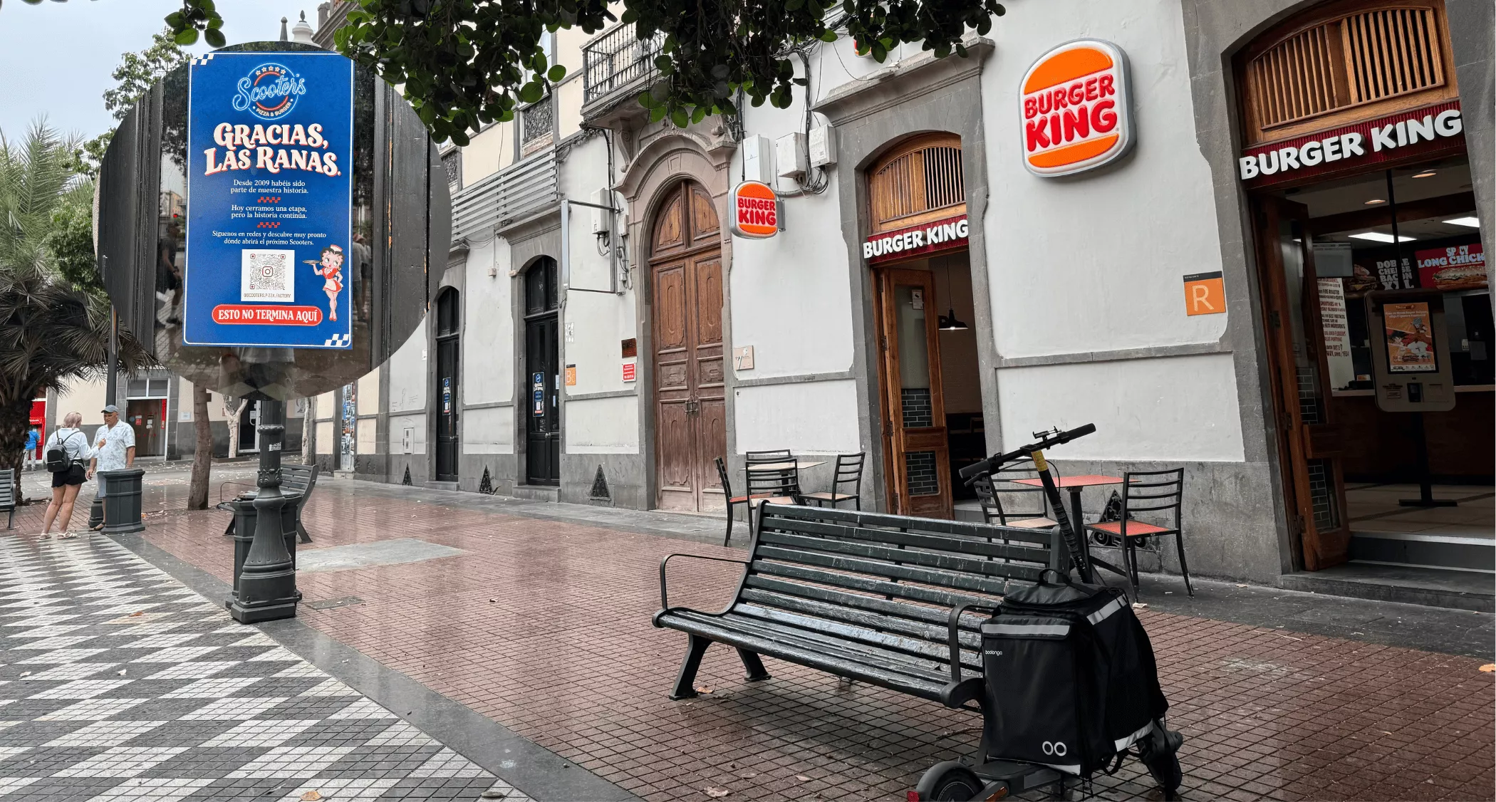 Scooters se va de la Plaza de las Ranas y deja vía libre a la ampliación de la Biblioteca Insular. / AH