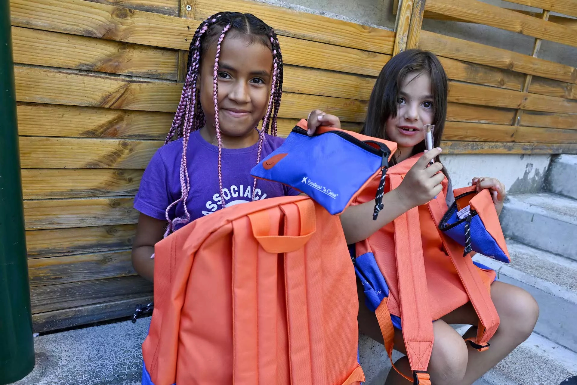 Dos niñas del programa CaixaProinfancia de la Fundación "la Caixa" con su nuevo material escolar / FLC