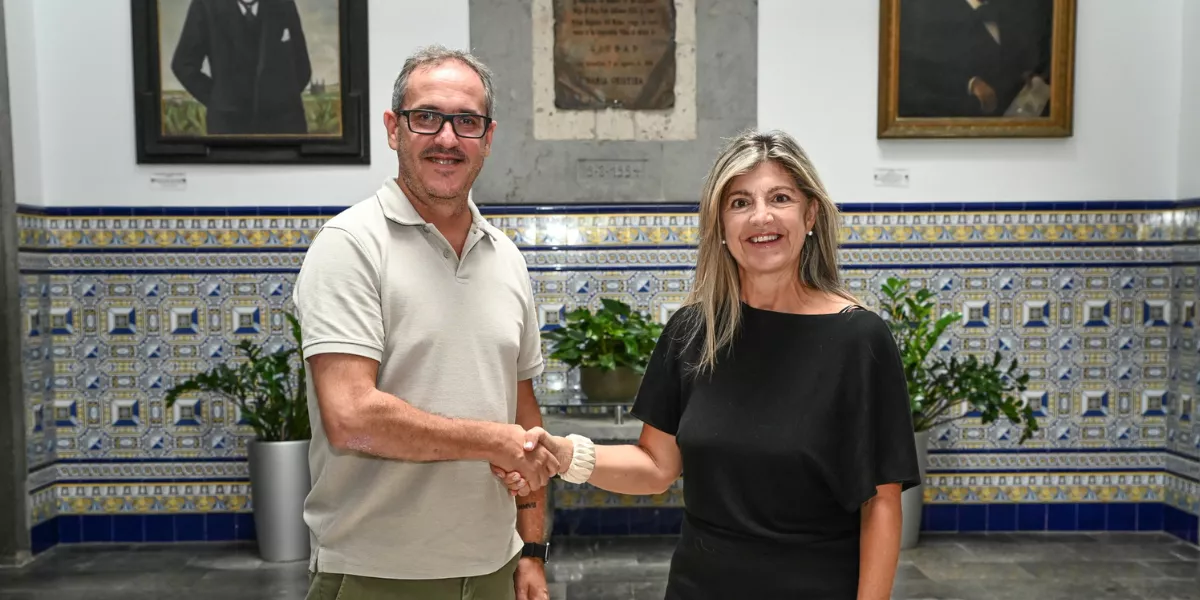 La directora de Asesoría Jurídica y Relaciones Institucionales de la cadena de supermercados HiperDino, Margarita Cejas y Oliver Armas / HIPERDINO