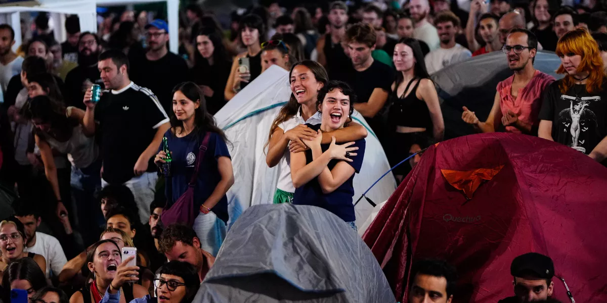 Cientos de acampados en la Puerta del Sol convocados por el Sindicato de Inquilinas / EFE - Borja Sánchez Trillo 