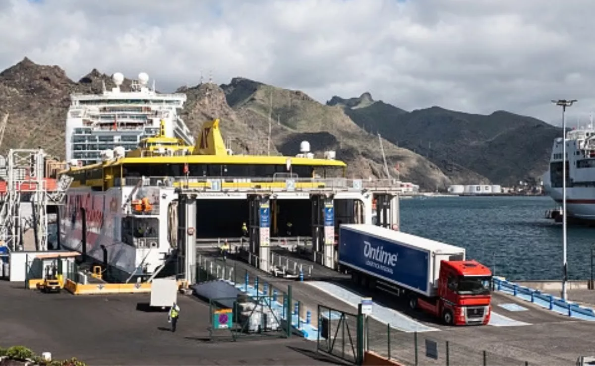 Vehículos embarcando en el Puerto de Santa Cruz de Tenerife. / AH