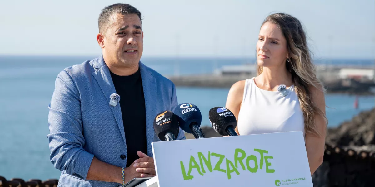 El candidato de Nueva Canarias a presidente del Cabildo de Lanzarote, Yoné Caraballo (i), y la portavoz local del partido en Arrecife, Sheila Guillén (d). / EFE - Adriel Perdo