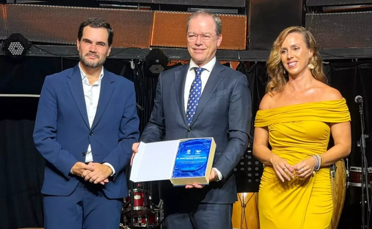 El vicepresidente del Grupo Loro Parque, Christoph Kiessling (c), recoge el homenaje de Puerto de la Cruz a su padre, Wolfgang Kiessling. / CEDIDA