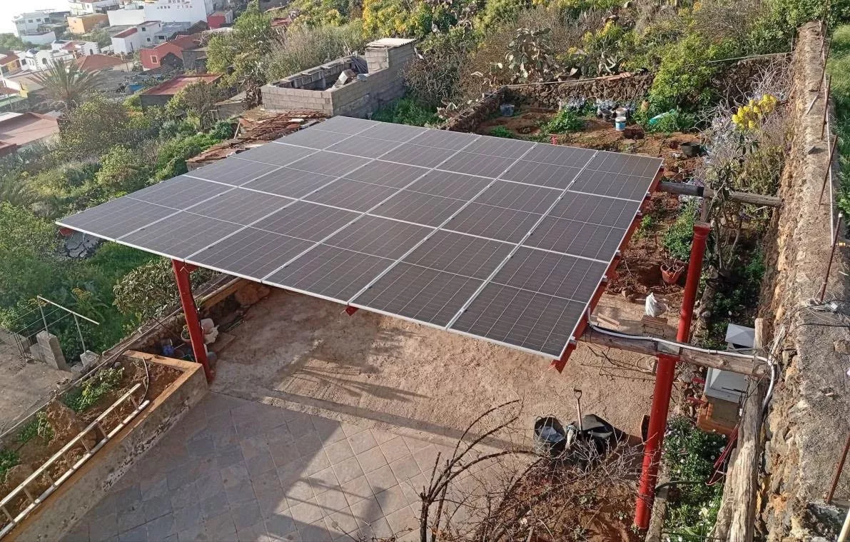 Una de las pérgolas solares montadas en un establecimiento de turismo rural en El Pinar. / CEDIDA