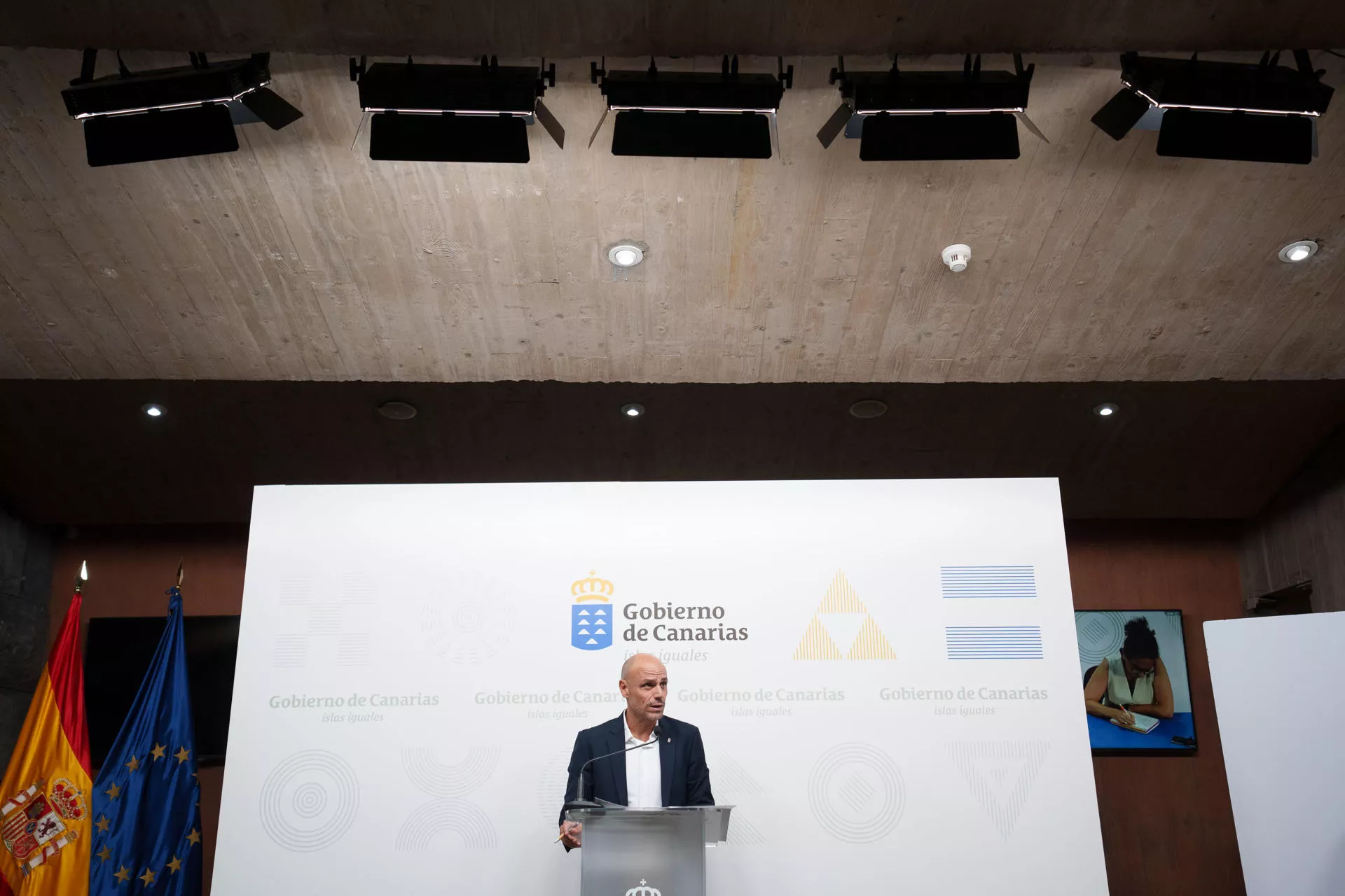 El viceconsejero de la Presidencia y portavoz del Gobierno de Canarias, Alfonso Cabello, ha informado de los acuerdos adoptados por el Consejo de Gobierno. / EFE - RAMÓN DE LA ROCHA
