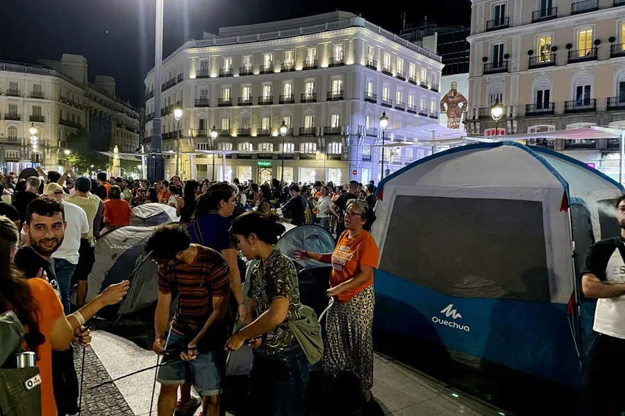 Acampada en la Puerta del Sol de Madrid por la vivienda tras el desahucio de Maricarmen. / EFE