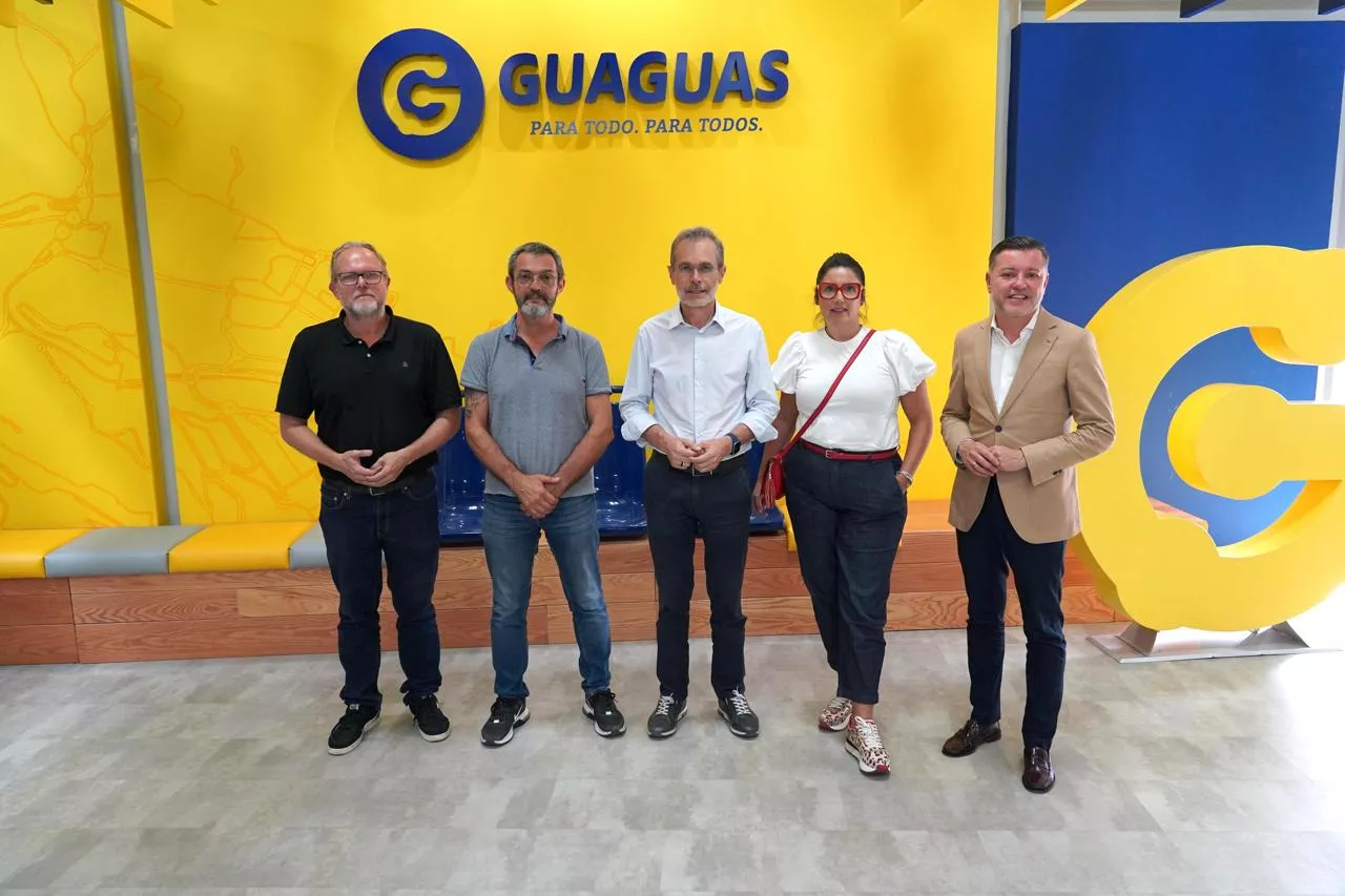 Representantes del Comité de Empresa de Guaguas Municipales junto a Marcial Morales, Teodoro Sosa y José Eduardo Ramírez