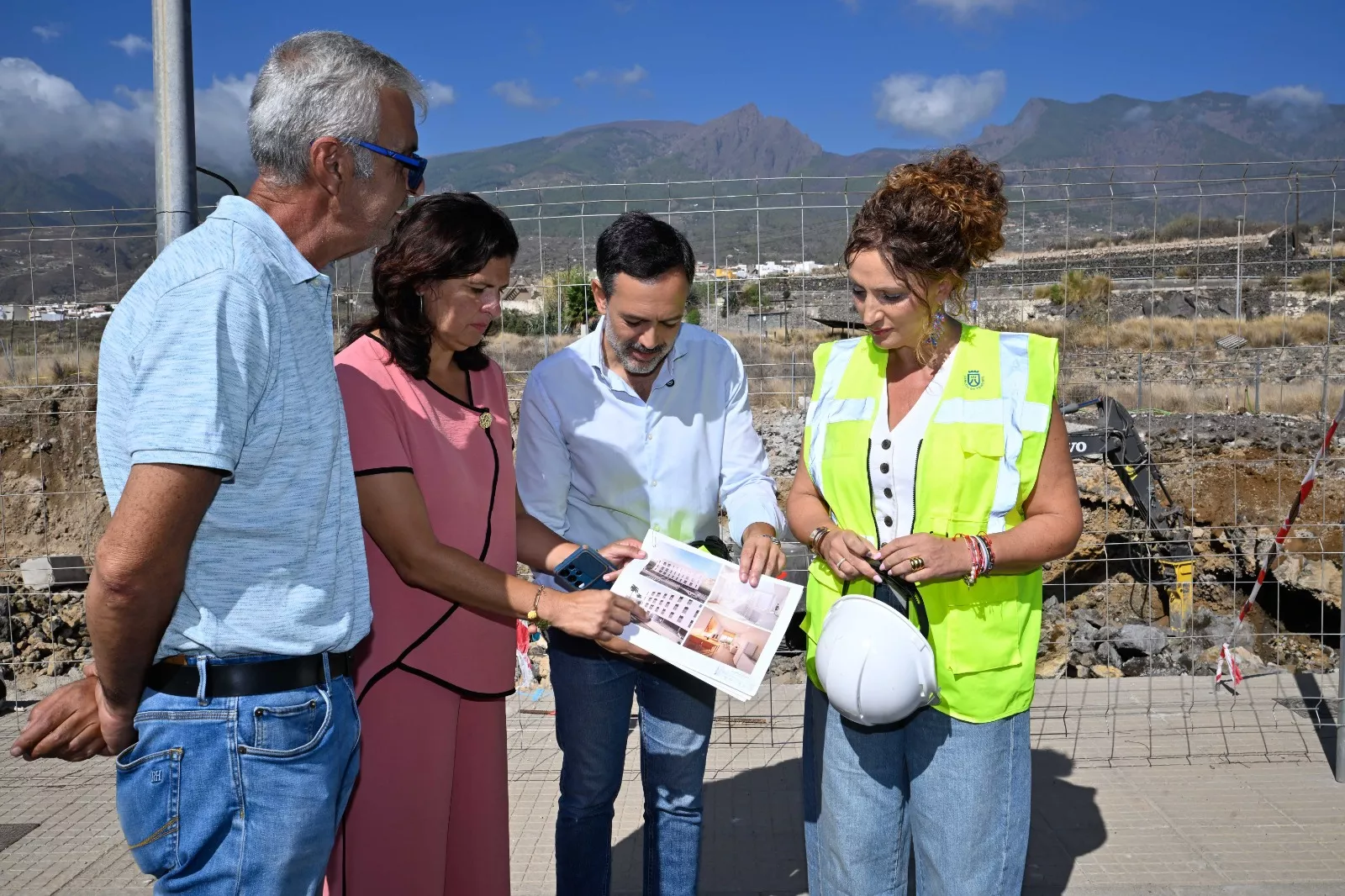 Visita del Cabildo de Tenerife a una de las promociones de vivienda pública en ejecución. / CABILDO DE TENERIFE