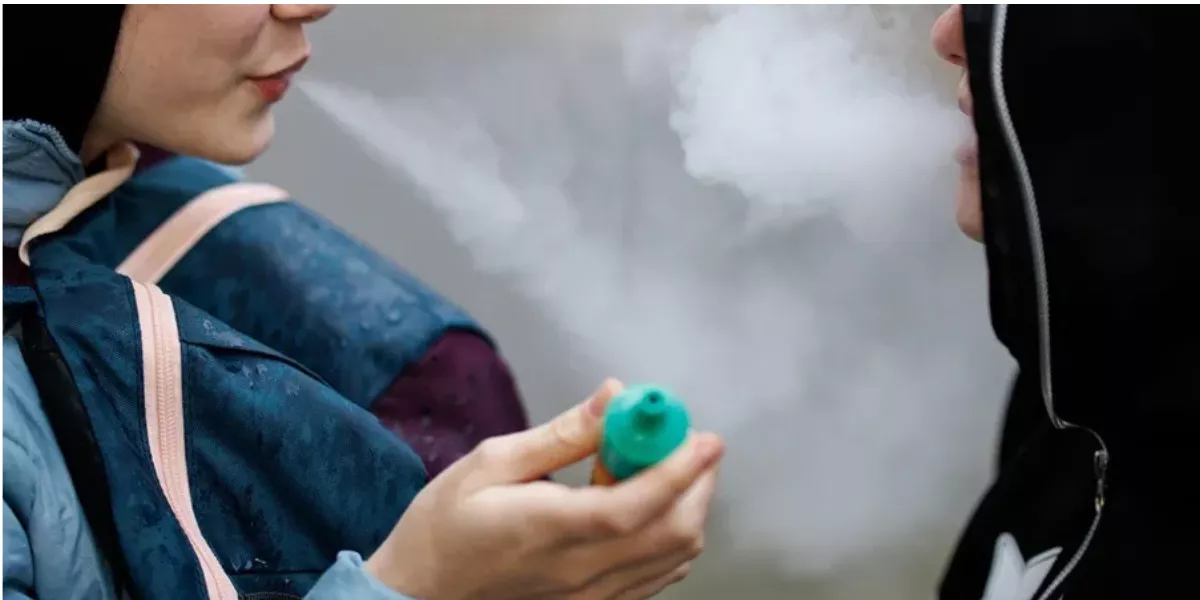 Imagen de dos personas vapeando / EFE
