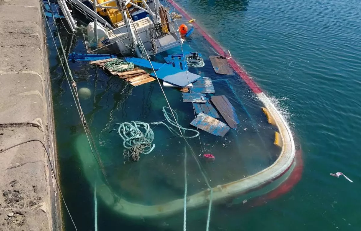 El Monte Arballu se fue a pique este martes en el muelle de Puerto Naos tras sufrir una vía de agua. AH