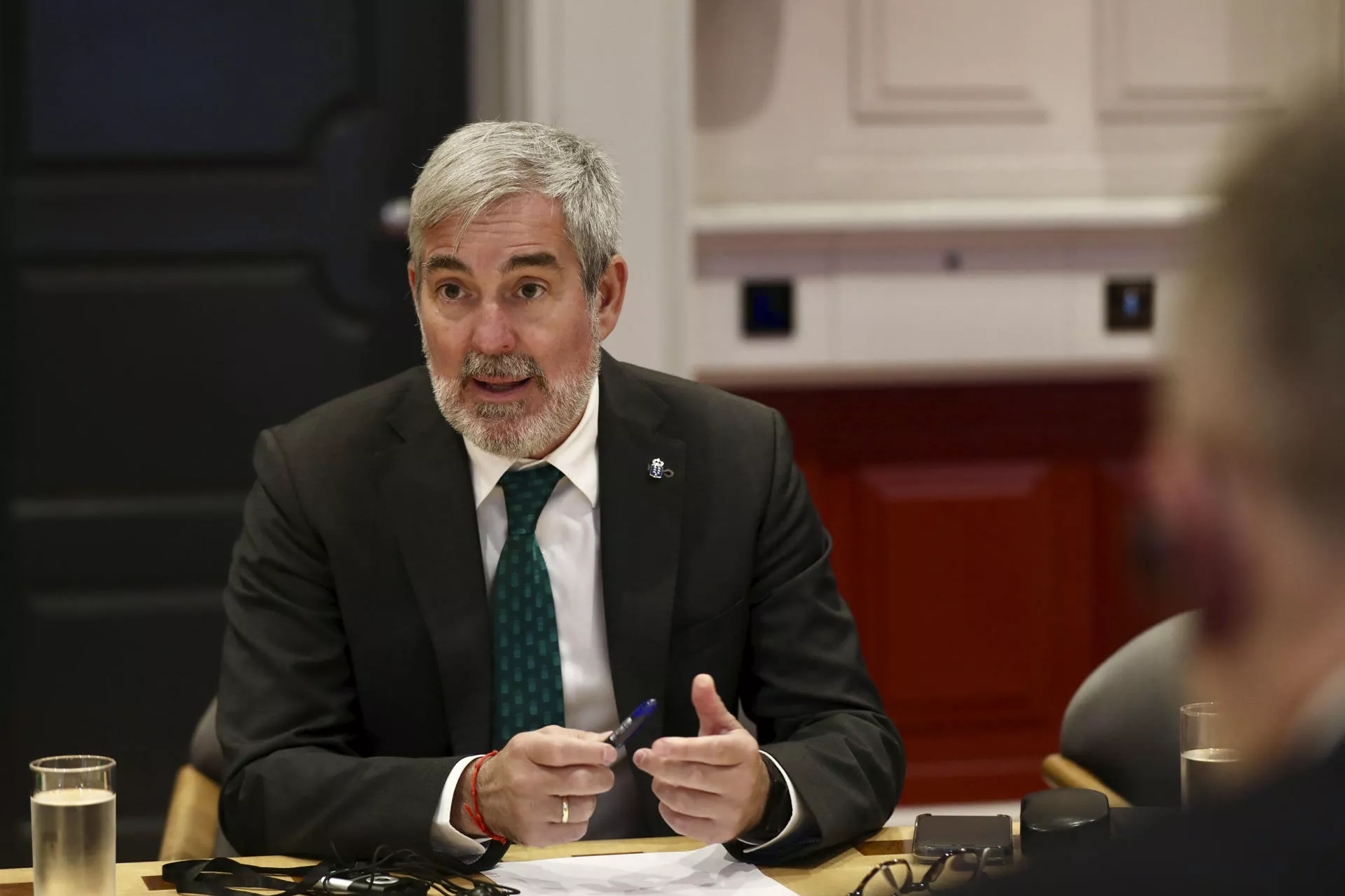  El presidente de Canarias, Fernando Clavijo, mantiene una reunión con el secretario de Estado irlandés de Vivienda, John Cummins, este martes en Dublín. / EFE - Mostafa Darwish