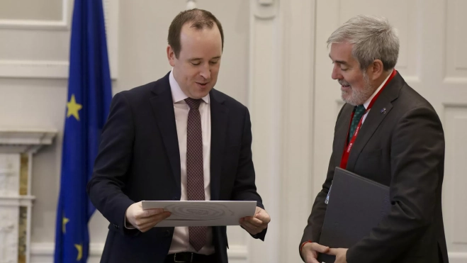 - El presidente de Canarias, Fernando Clavijo (dcha), mantiene una reunión con el secretario de Estado irlandés de Vivienda, John Cummins, este martes en Dublín. / EFE - Mostafa Darwish - El presidente de Canarias, Fernando Clavijo (dcha), mantiene una reunión con el secretario de Estado irlandés de Vivienda, John Cummins, este martes en Dublín. / EFE - Mostafa Darwish