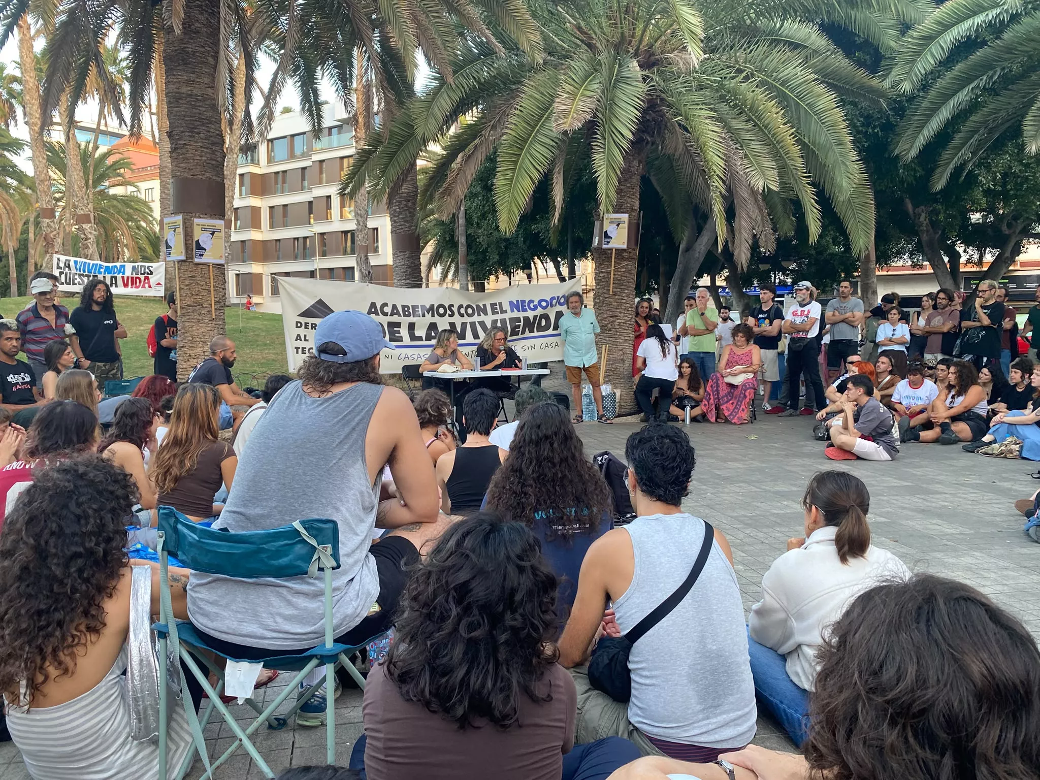 Asamblea abierta de Derecho al Techo en Las Palmas de Gran Canaria. / ARIADNA MARTÍNEZ - AH