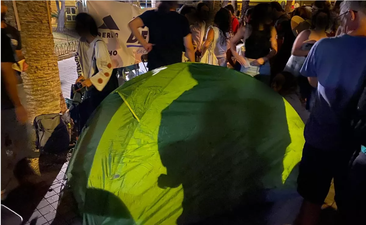 Una acampada improvisada por la vivienda arranca en Las Palmas de Gran Canaria tras la asamblea de Derecho al Techo. / CEDIDA