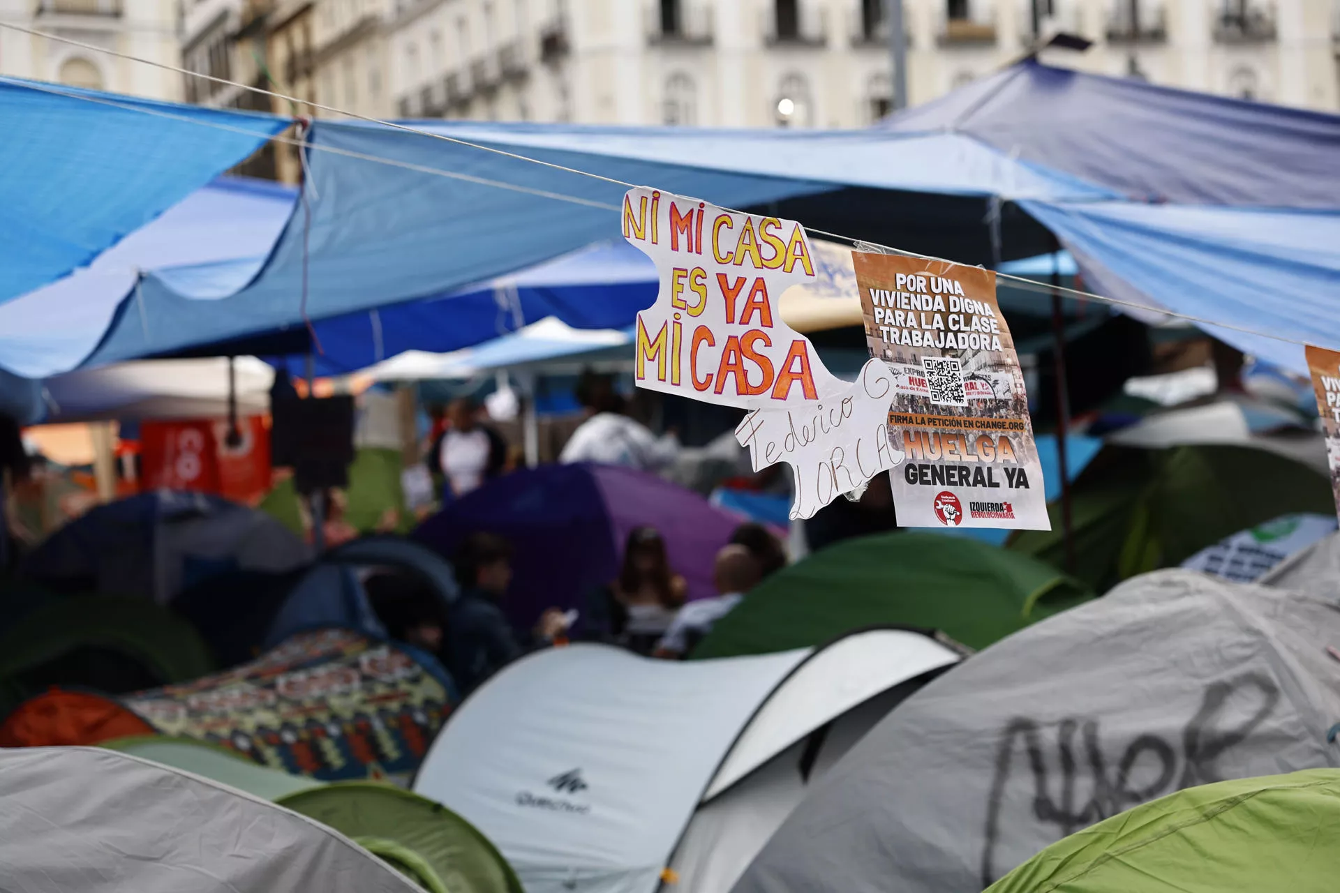 Vista de la Puerta del Sol en Madrid donde miles personas continúan acampadas en protesta por la situación de la vivienda tras el desahucio de Maricarmen./ EFE/ Rodrigo Jiménez