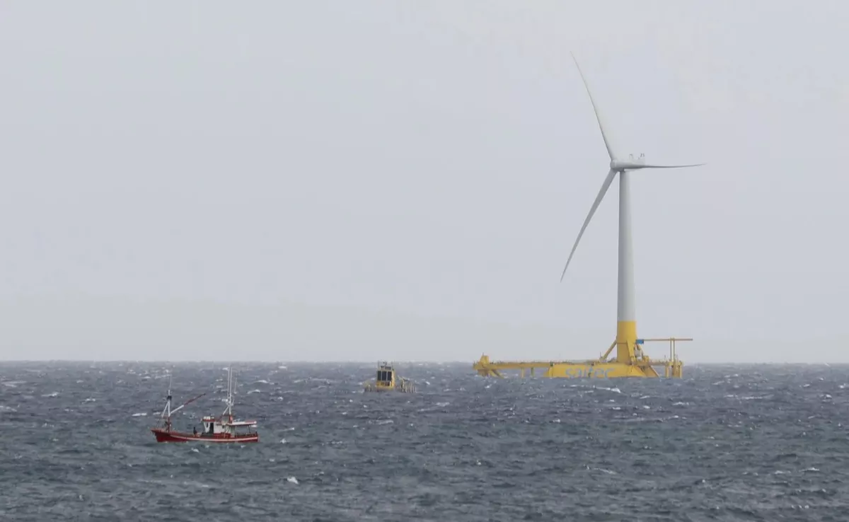 Un barco cerca de un generador de eólica marina / EFE