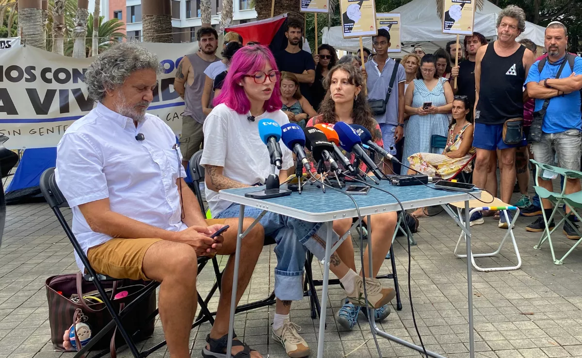 Rueda de prensa de Derecho al Techo en el lugar de la acampada en Las Palmas de Gran Canaria / ARIADNA MARTÍNEZ - ATLÁNTICO HOY