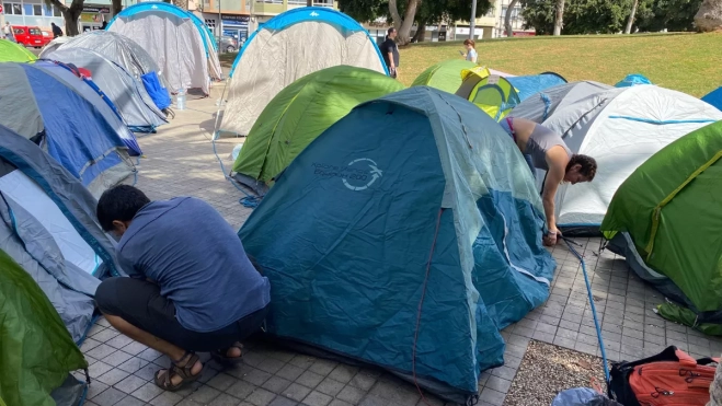 Más personas uniéndose a la acampada por la vivienda con sus casetas / ARIADNA MARTÍNEZ - ATLÁNTICO HOY Más personas uniéndose a la acampada por la vivienda con sus casetas / ARIADNA MARTÍNEZ - ATLÁNTICO HOY