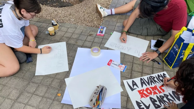 Jóvenes preparando carteles denunciando la siituación de la vivienda / ARIADNA MARTÍNEZ - ATLÁNTICO HOY Jóvenes preparando carteles denunciando la siituación de la vivienda / ARIADNA MARTÍNEZ - ATLÁNTICO HOY