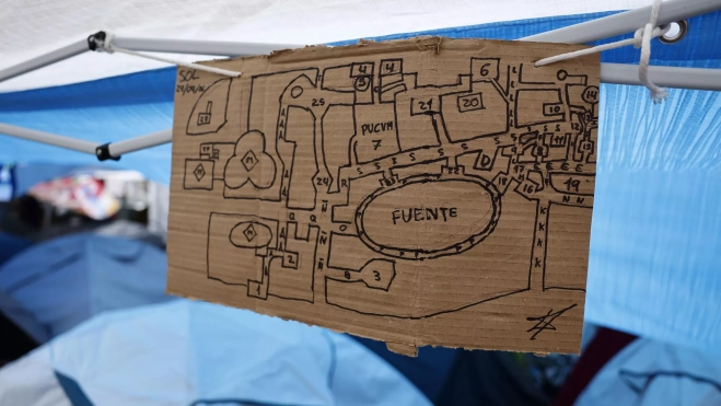 Vista de un mapa con las calles inventadas por los acampados en protesta por la situación de la vivienda en la Puerta del Sol en Madrid./Rodrigo Jiménez (EFE) Vista de un mapa con las calles inventadas por los acampados en protesta por la situación de la vivienda en la Puerta del Sol en Madrid./Rodrigo Jiménez (EFE)