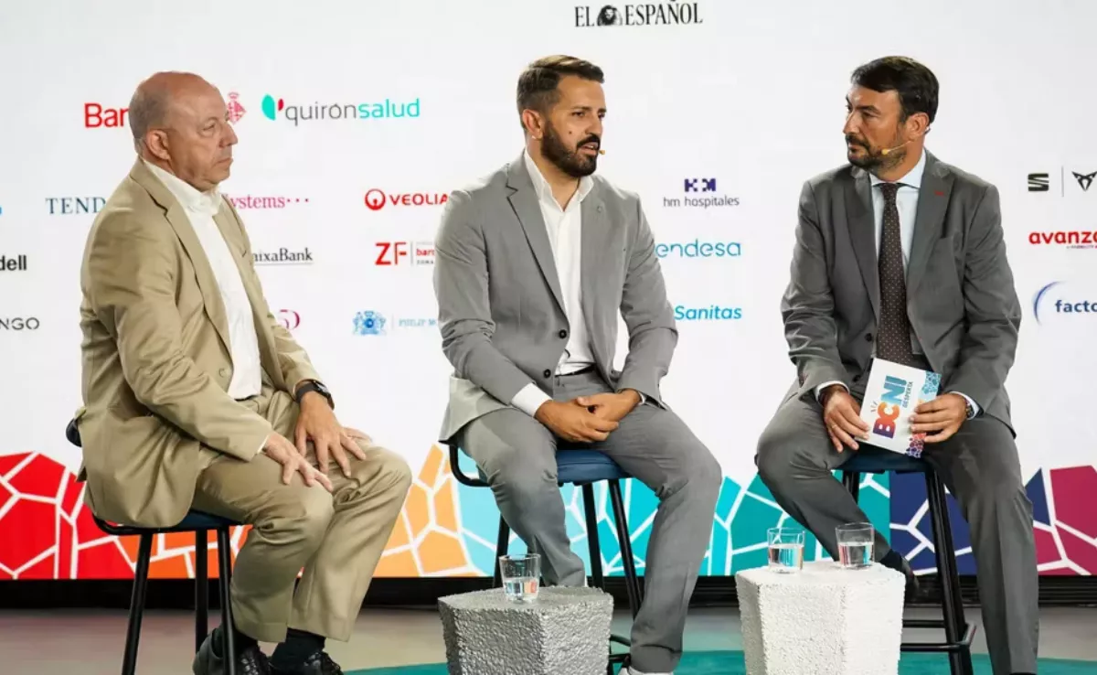 Gonzalo Bernardos, profesor de Economía de la Universidad de Barcelona; Jonathan Domínguez, viceconsejero del Gobierno de Canarias; y Martín Alonso, director de Atlántico Hoy. / SIMÓN SÁNCHEZ