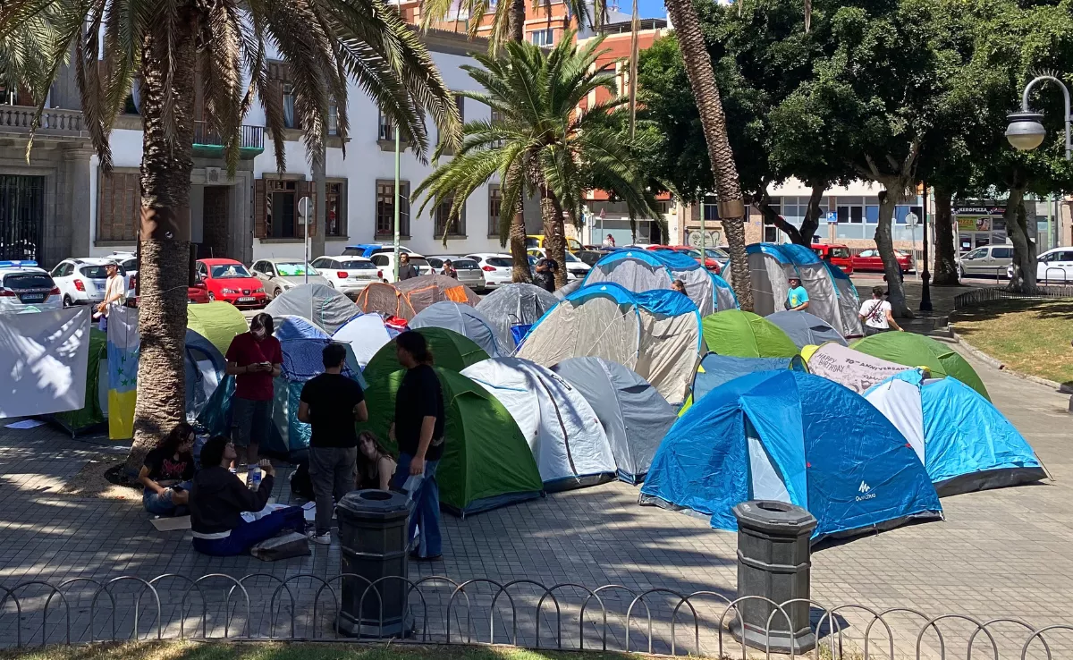 La acampada comenzó el martes y tiene intención de permanecer en la Plaza de La Feria al menos hasta el viernes / ARIADNA MARTÍNEZ - ATLÁNTICO HOY