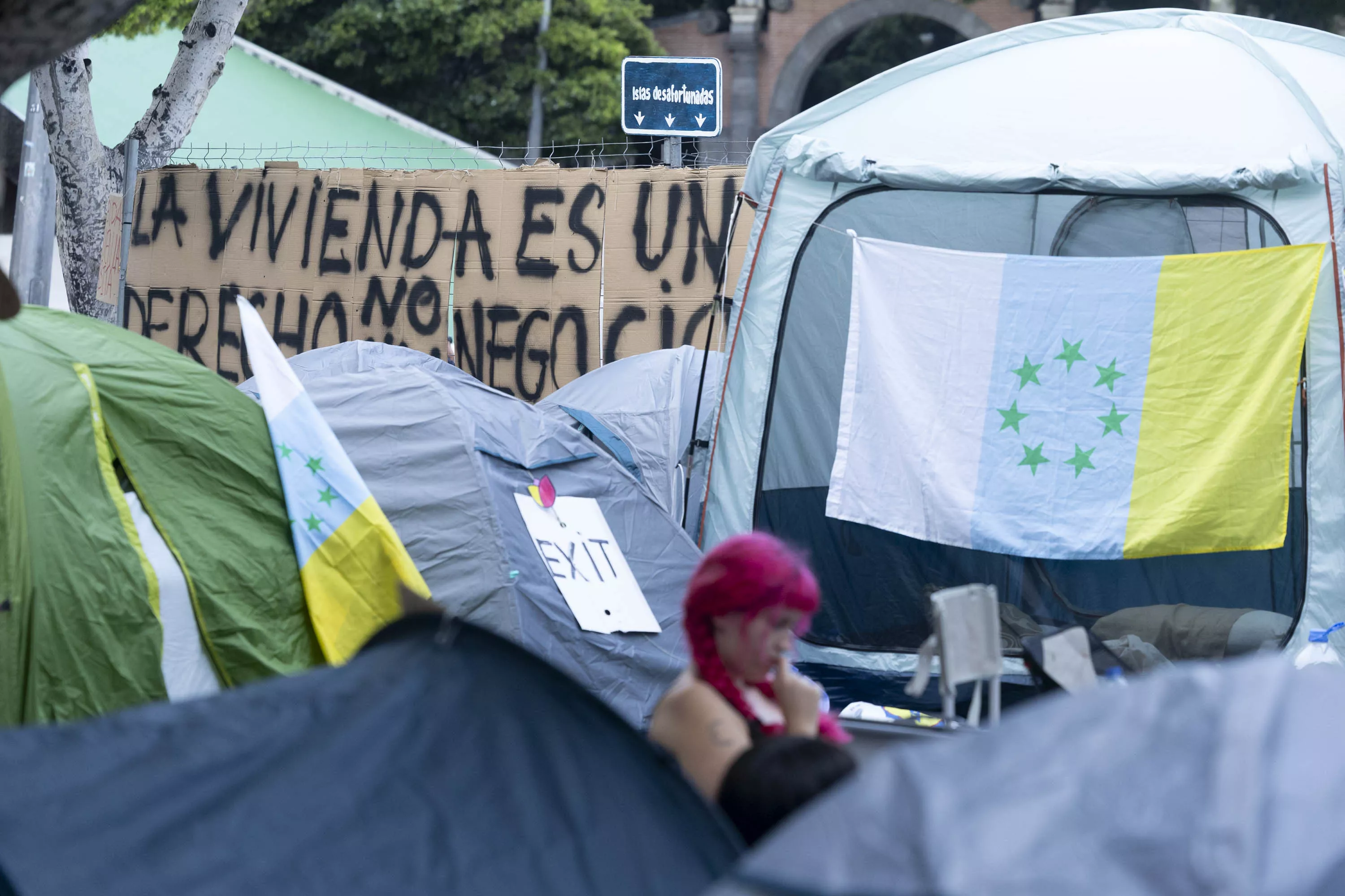 Acampada por la vivienda en Santa Cruz de Tenerife. / MIGUEL BARRETO-EFE