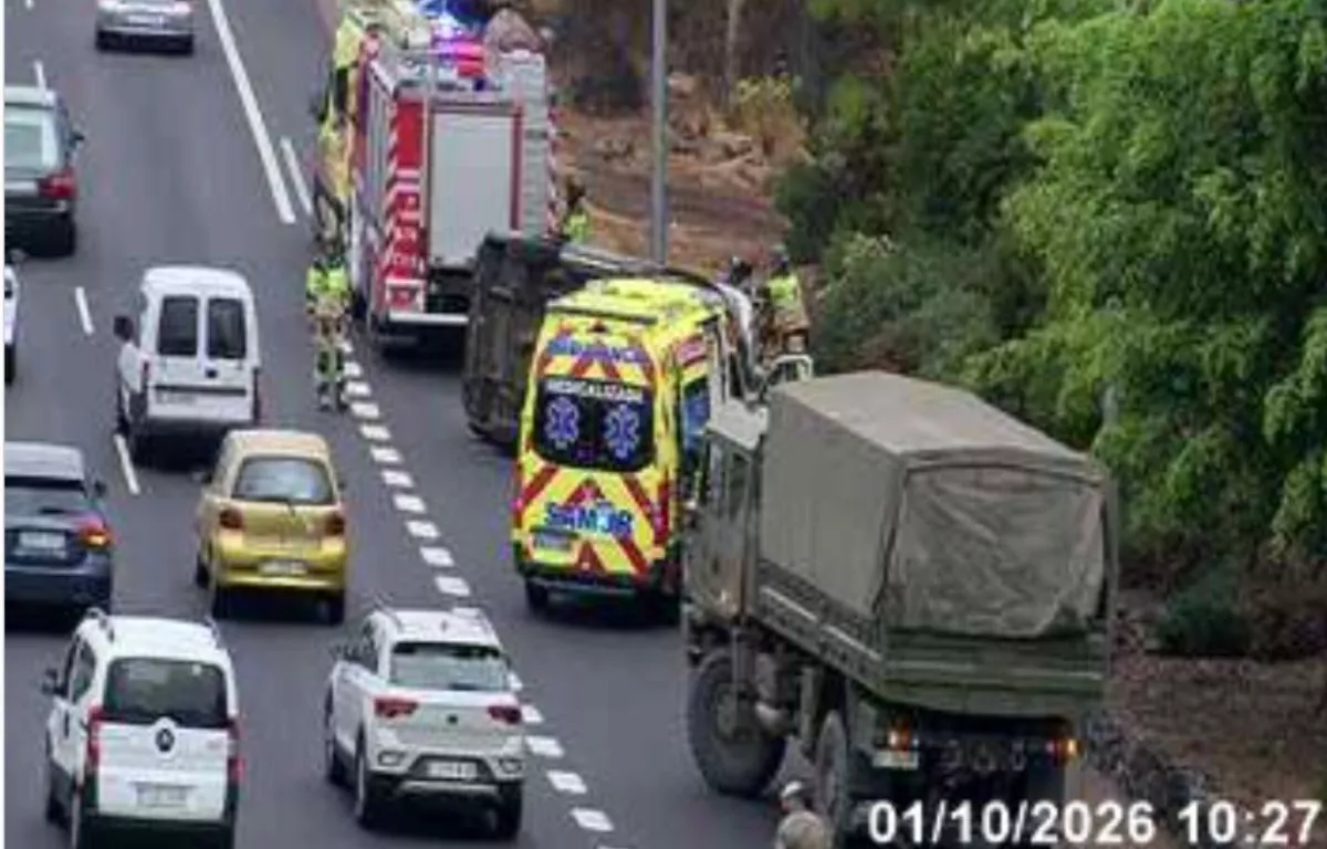 Tres afectados tras el vuelco de un vehículo en la TF-5 a la altura de Taco. AH