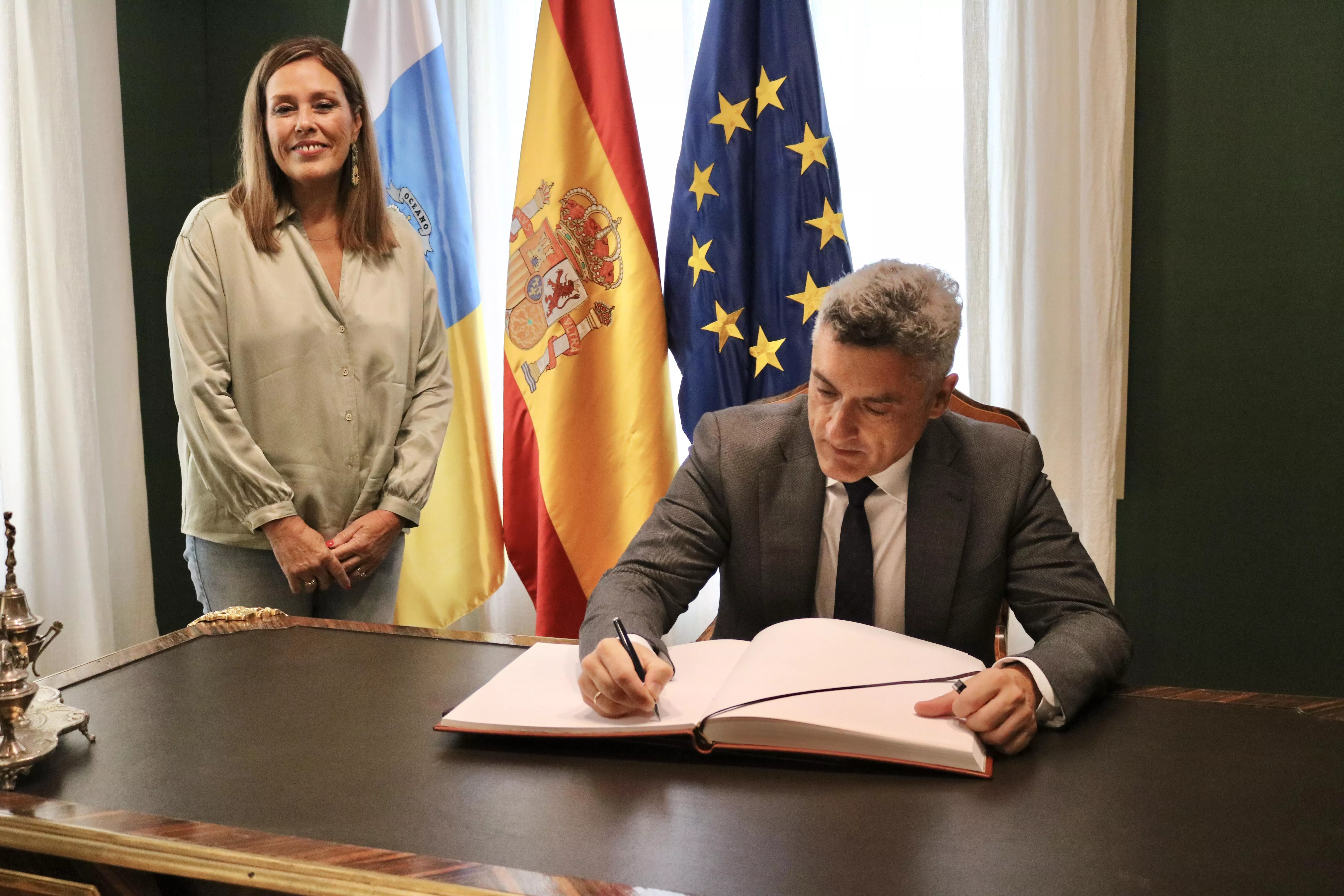  Astrid Pérez recibe la Memoria de la Fiscalía de Canarias correspondiente a 2025. AH