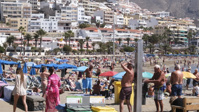 turistas disfrutan del sol en la playa de las Vistas, situada en el municipio de Arona en Tenerife./ Alberto Valdés (EFE)