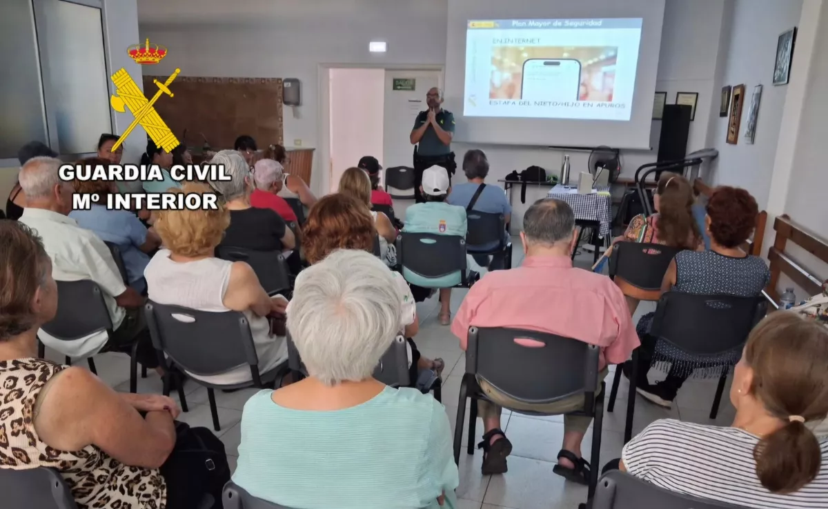 Fotografía de archivo durante las charlas realizadas en el marco del Plan Mayor de Seguridad. / GUARDIA CIVIL