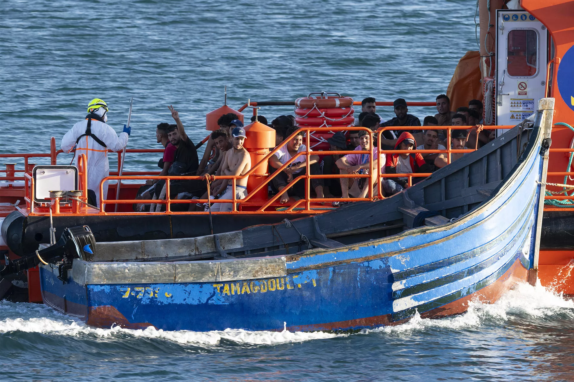 Salvamento Marítimo rescata a 50 inmigrantes de origen magrebí que intentaban llegar a Lanzarote. / EFE - ADRIEL PERDOMO