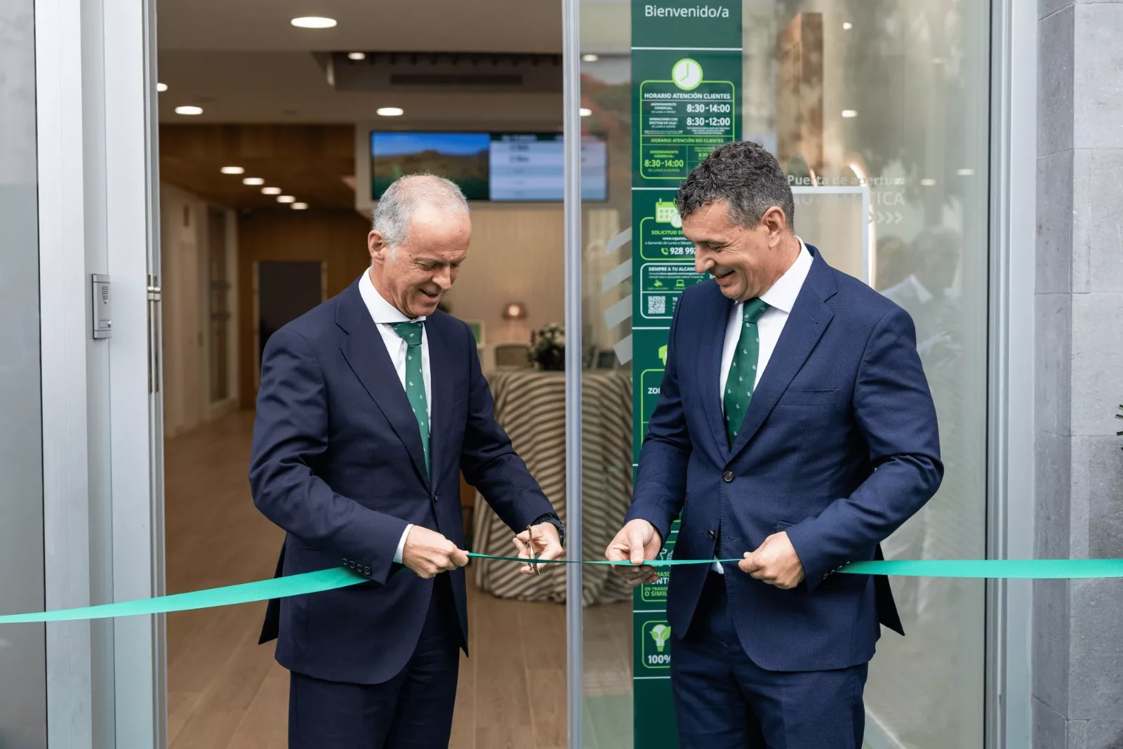 Cajasiete inaugura una nueva oficina en Tamaraceite. / CAJASIETE