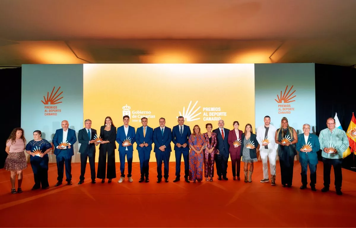 Imagen de archivo de la foto de familia de los Premios al Deporte Canario 2025, en la gala celebrada en SC de Tenerife. AH