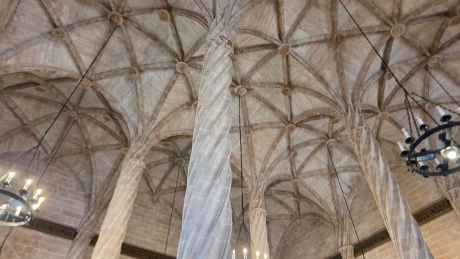 Salón de Columnas (también conocido como Sala de Contratación) de la Lonja de la Seda. AH