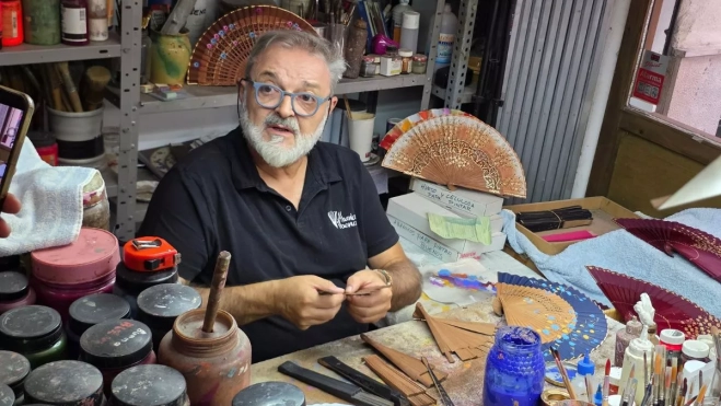  El artesano Vicente Benlloch Caballer, propietario de Abanicos Vibenca. AH