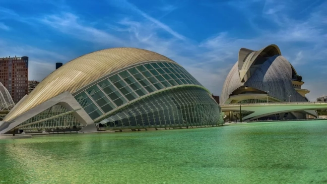 El Hemisfèric y el Palau de les Arts Reina Sofía, diseñados por el prestigioso arquitecto Santiago Calatrava. PIXABAY