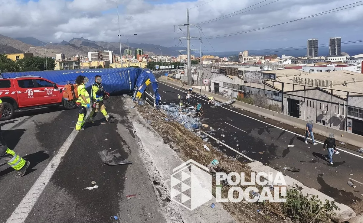 Accidente de un camión volcado en la entrada a Santa Cruz de Tenerife. / 112