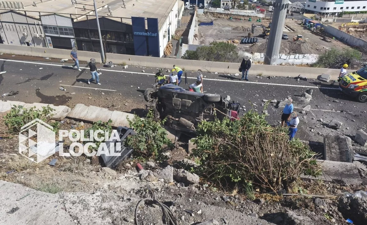 Accidente de un camión volcado en la entrada a Santa Cruz de Tenerife. / 112