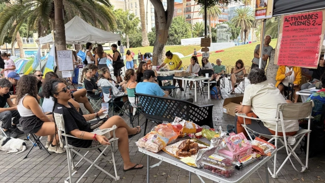 Participantes en la acampada por la vivienda en Las Palmas de Gran Canaria siguen el debate en el Congreso sobre los dos decretos leyes aprobados por el Gobierno tras el desahucio de la anciana Maricarmen. EFE/María Rodríguez Participantes en la acampada por la vivienda en Las Palmas de Gran Canaria siguen el debate en el Congreso sobre los dos decretos leyes aprobados por el Gobierno tras el desahucio de la anciana Maricarmen. EFE/María Rodríguez