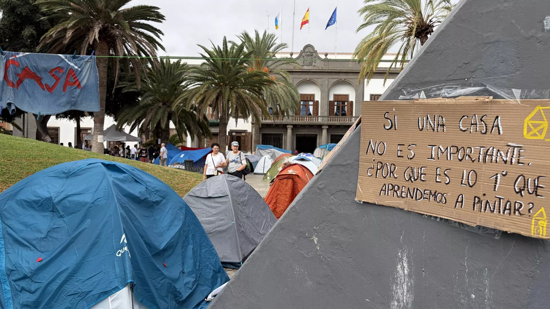 Participantes en la acampada por la vivienda en Las Palmas de Gran Canaria siguen el debate en el Congreso sobre los dos decretos leyes aprobados por el Gobierno tras el desahucio de la anciana Maricarmen. EFE/María Rodríguez