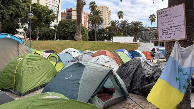 Decenas de tiendas de campaña continúan instaladas por tercer día consecutivo frente a la Delegación del Gobierno en Canarias, en Las Palmas de Gran Canaria, para exigir mejoras en el acceso a la vivienda. EFE/María Rodríguez Decenas de tiendas de campaña continúan instaladas por tercer día consecutivo frente a la Delegación del Gobierno en Canarias, en Las Palmas de Gran Canaria, para exigir mejoras en el acceso a la vivienda. EFE/María Rodríguez