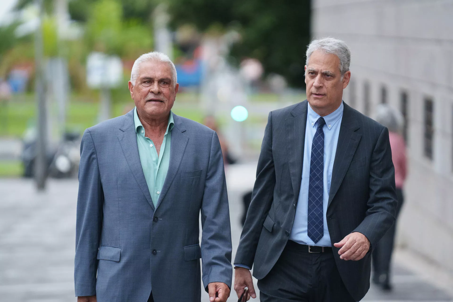 La Audiencia de Santa Cruz de Tenerife comienza el juicio del caso 'Médano Park' contra el exalcalde de Granadilla de Abona Jaime González Cejas (i) y seis concejales. / EFE - RAMÓN DE LA ROCHA