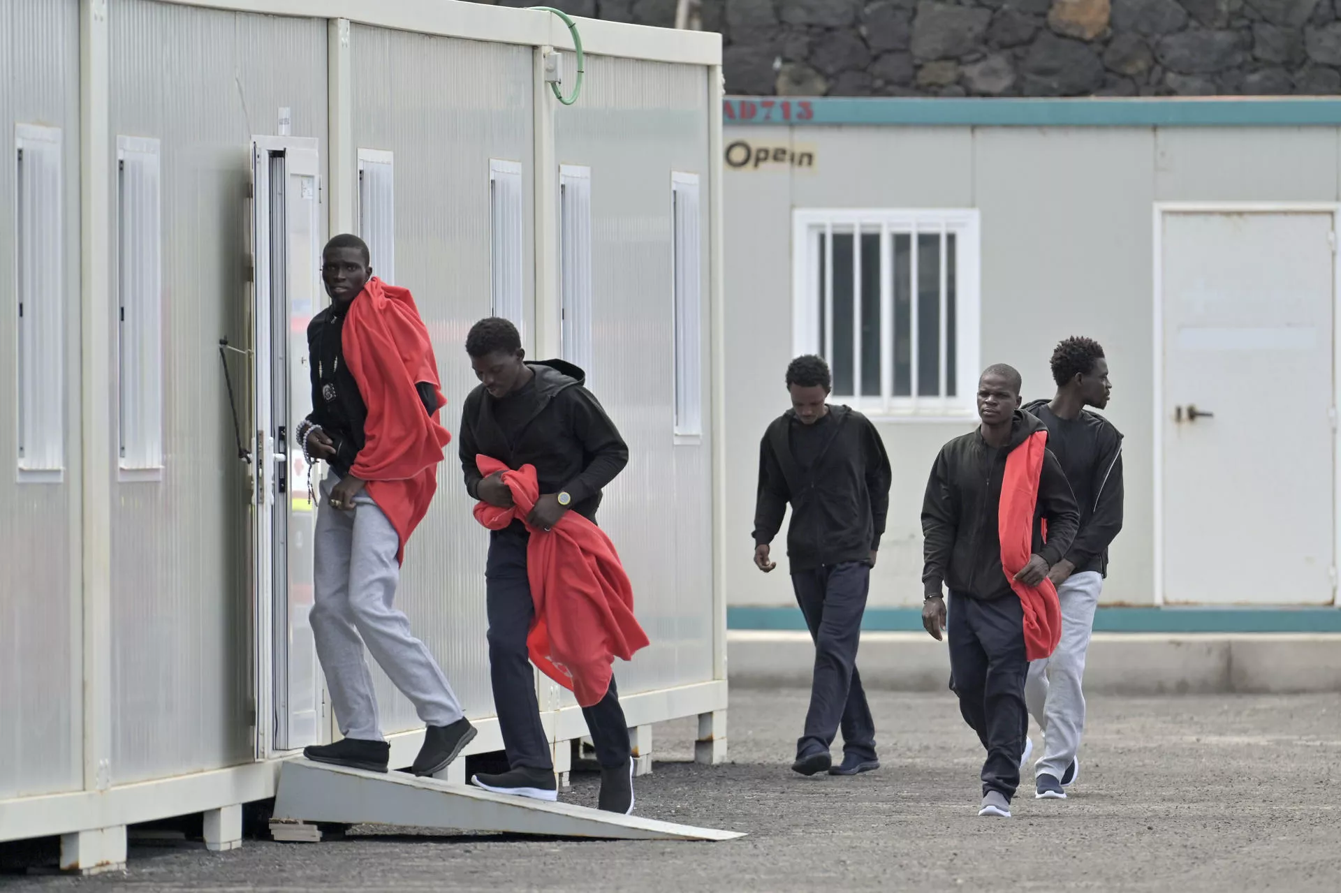 Migrantes rescatados de una patera que navegaba en aguas cercanas a El Hierro. / EFE - GELMERT FINOL