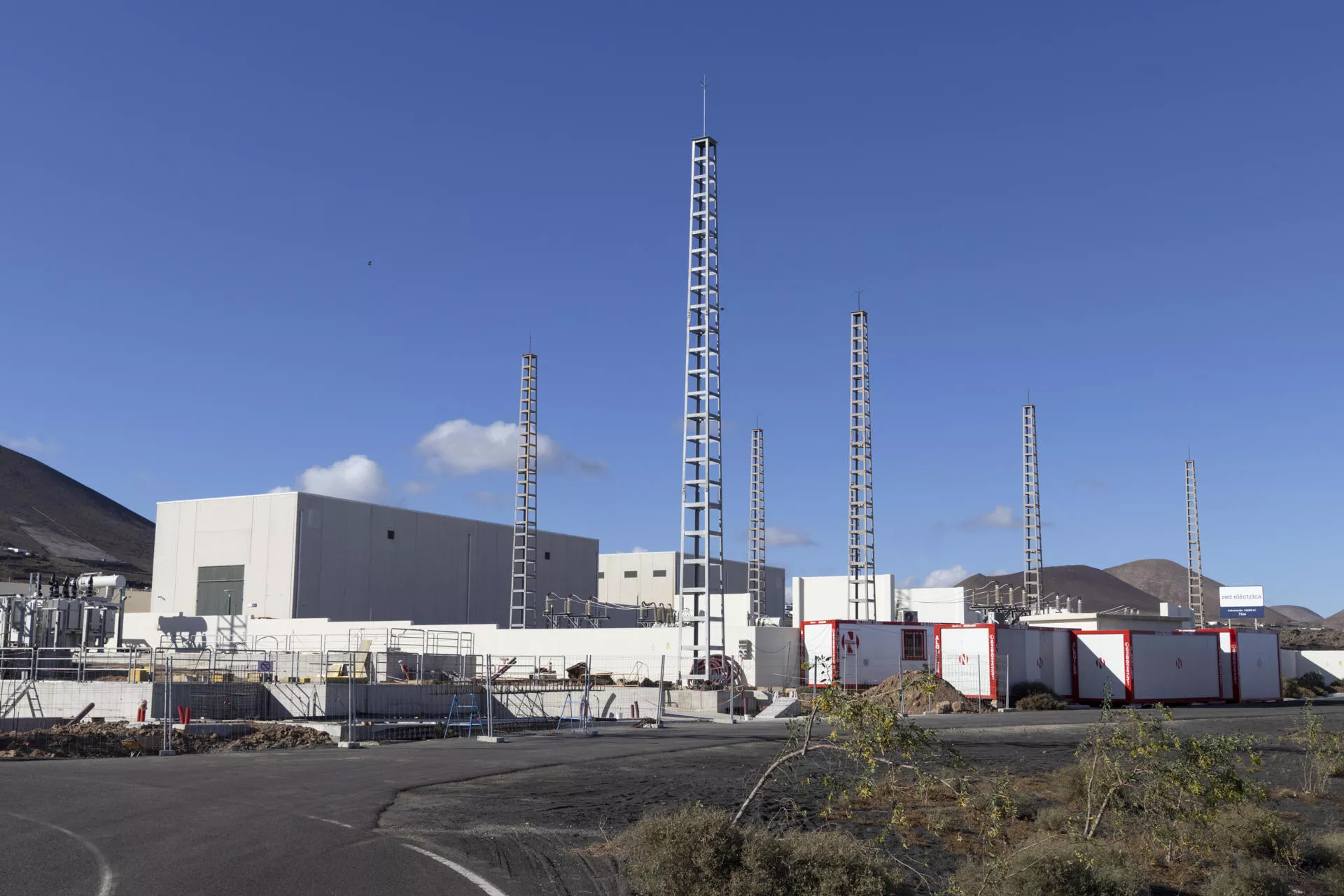  Vista de subestación eléctrica de Macher, Lanzarote, donde se ha producido este sábado el apagón que ha afectado a toda la isla de Lanzarote. / EFE - ADRIEL PERDOMO