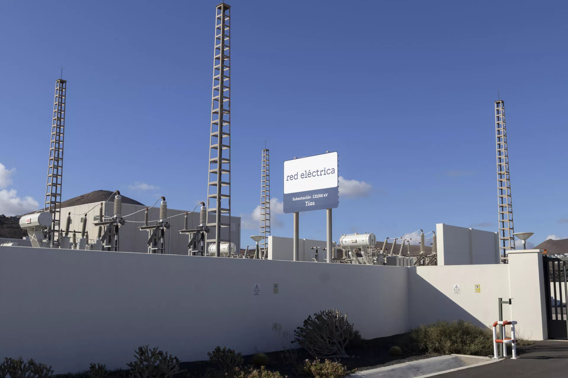Vista de subestación eléctrica de Macher, Lanzarote, donde se ha producido este sábado el apagón. / EFE - ADRIEL PERDOMO