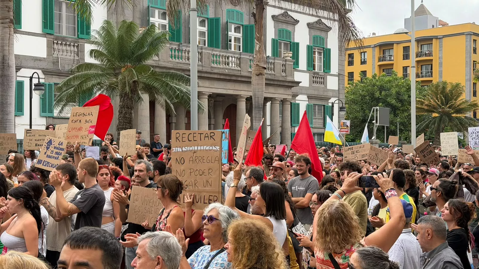 Imagen de la manifestación por la vivienda en Las Palmas de Gran Canaria. / PEDRO YANES - ATLÁNTICO HOY