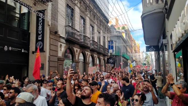 La manifestación a su paso por la calle Castillo de Santa Cruz de Tenerife. / AINOHA CRUZ - ATLÁNTICO HOY La manifestación a su paso por la calle Castillo de Santa Cruz de Tenerife. / AINOHA CRUZ - ATLÁNTICO HOY